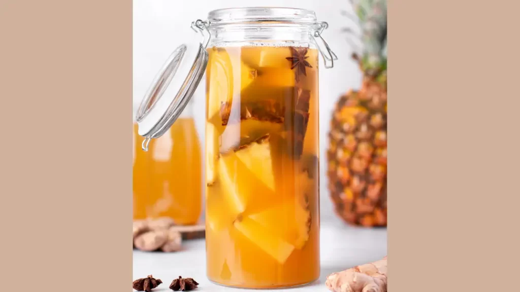 Água fermentada com frutas como abacaxi para ativar starter sem glúten